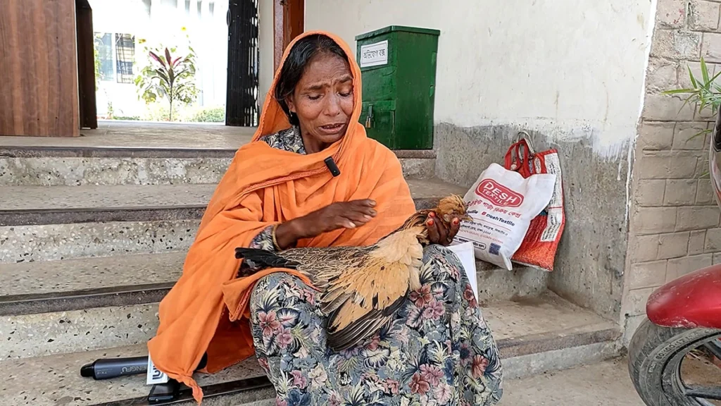 লালমনিরহাটে মৃত মুরগি নিয়ে থানায় হাজির নারী