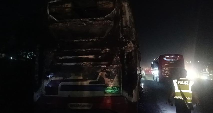 সাভারের আশুলিয়ায় যাত্রীবাহী বাসে আগুন