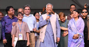 পৈত্রিক ভিটায় ড. ইউনূসের স্মৃতিচারণ: ‘বঅত দিন পর গ্রামত আসিদ্দি’