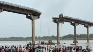 গুজরাটে যানবাহনসহ নদীতে ভেঙে পড়ল সেতু, নিহত ৯