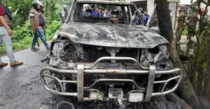 গোপালগঞ্জে পুলিশের গাড়িতে আগুন