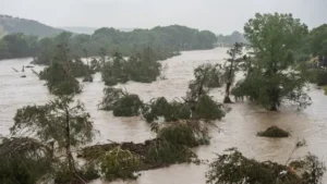টেক্সাসে ভয়াবহ বন্যায় প্রাণ গেল ১৩ জনের, নিখোঁজ ২০ শিশু