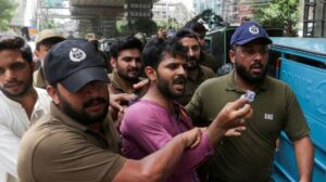 পাকিস্তানে ইমরান খানের মুক্তির দাবিতে বিক্ষোভে ব্যাপক ধরপাকড়