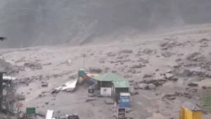 ভারতে আকস্মিক বন্যায়  ৯ সেনাসহ দেড় শতাধিক নিখোঁজ