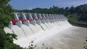 সাড়ে তিন ফুট উচ্চতায় কাপ্তাই হ্রদের পানি ছাড়ছে কর্তৃপক্ষ