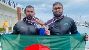 ৩৭ বছর পর ইংলিশ চ্যানেল পাড়ি দিলেন ২ বাংলাদেশী সাঁতারু