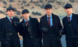 আফগানিস্তানে ‘পিকি ব্লাইন্ডার্স’ স্টাইলে পোশাক পরায় চার তরুণ আটক