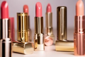 কিভাবে ঠোঁটের লিপস্টিক দীর্ঘস্থায়ী করবেন?