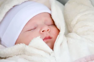 শীতকালে ঘুমানোর সময় শিশুকে টুপি পরানো: নিরাপত্তা ও সতর্কতা