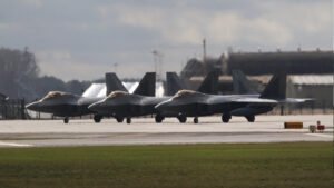 ইসরায়েলে ১২টি মার্কিন এফ–২২ যুদ্ধবিমান অবতরণ