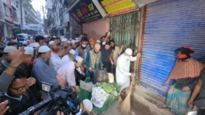 সাতসকালে ঝাড়ু হাতে রাজধানীর সড়ক পরিষ্কারে জামায়াত আমির