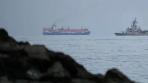 ইরানের অনুমতির পর নিরাপদে অতিক্রম ভারতের দুই জাহাজ
