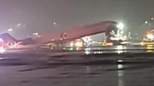 নিউইয়র্কে বিমান-গ্রাউন্ড ভেহিকেল সংঘর্ষ, সাময়িকভাবে ফ্লাইট চলাচল বন্ধ