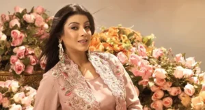 ৪৯ বছরেও আকর্ষণীয় থাকার রহস্য ফাঁস করলেন মৌ