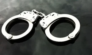 স্বামীকে লকআপ থেকে ছাড়ানোর চেষ্টায় পুলিশের ওপর হামলা, গ্রেপ্তার স্ত্রী