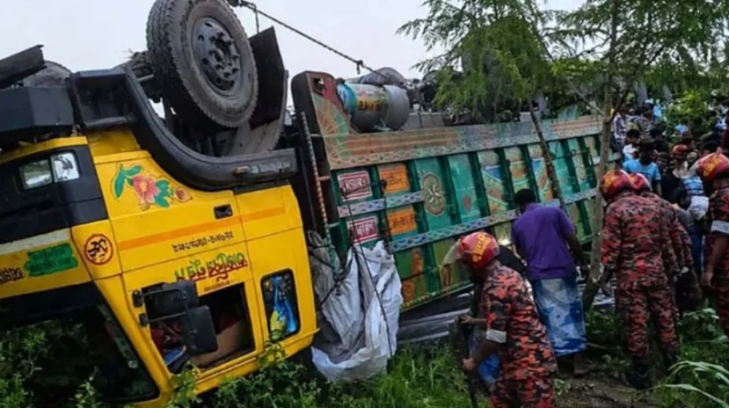 ঈদযাত্রায় সড়কে ঝরল ৩৭ প্রাণ, ছয় দিনে আহত অন্তত ৯০