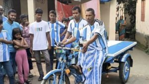 বউয়ের নামে অর্ধলাখ টাকা ঋণ তুলে আর্জেন্টিনার রঙে সাজ ভ্যানচালকের