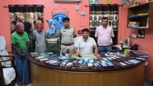বাংলাদেশে পাচারের আগেই জব্দ ২১৬ মোবাইল, ভারতে গ্রেপ্তার ৪