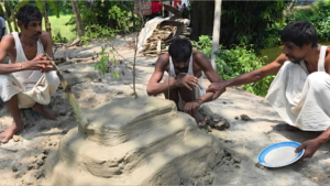 মায়ের মৃত্যুর পর অসহায় তিন প্রতিবন্ধী ভাই, ক্ষুধা লাগলে ছুটে যান কবরের পাশে