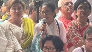 হাদি হত্যাকাণ্ড নিয়ে ইঙ্গিতপূর্ণ মন্তব্য মমতার, ‘মুখ খুললে বাংলাদেশ উত্তাল হবে’