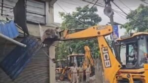 অনুমোদনহীন নির্মাণের অভিযোগে অভিষেক বন্দ্যোপাধ্যায়ের দলীয় কার্যালয় ভাঙছে জেলা প্রশাসন