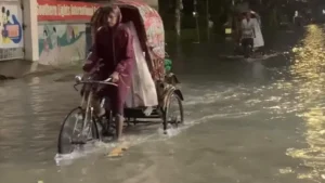 টানা বর্ষণ ও জোয়ারে চট্টগ্রামের বিভিন্ন এলাকায় জলাবদ্ধতা, দুর্ভোগে নগরবাসী
