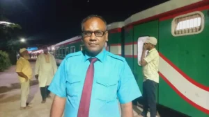 ট্রেনে পাওয়া স্বর্ণের চেইন ও টাকা মালিককে ফিরিয়ে দিলেন স্টুয়ার্ড গার্ড