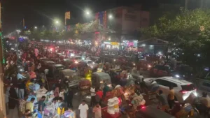 নিউমার্কেটে ট্রাফিক পুলিশের বিশেষ অভিযান, ২৫ মামলায় ৪০ হাজার টাকা জরিমানা