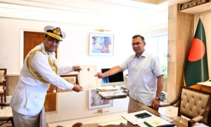প্রধানমন্ত্রীর সঙ্গে সৌজন্য সাক্ষাতে নৌবাহিনী প্রধান, সামুদ্রিক নিরাপত্তা ও আধুনিকায়ন নিয়ে আলোচনা