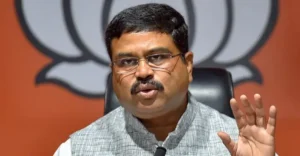 প্রশ্ন ফাঁসবিরোধী আন্দোলনের মুখ থেকে বিতর্কের কেন্দ্রে, নিট ইস্যুতে চাপে ভারতের শিক্ষামন্ত্রী ধর্মেন্দ্র প্রধান