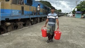 ৪ বছর ধরে ট্রেনযাত্রীদের বিনামূল্যে পানি পান করান মুন্নু শেখ