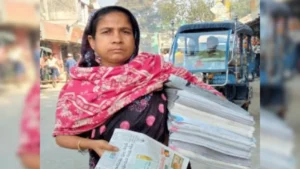 ৩৫ বছর ধরে পত্রিকা বিক্রি, সংগ্রাম জয় করে স্বনির্ভর নার্গিসের অনন্য পথচলা
